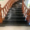ốp cầu thang đá xà cừ xanh đen
