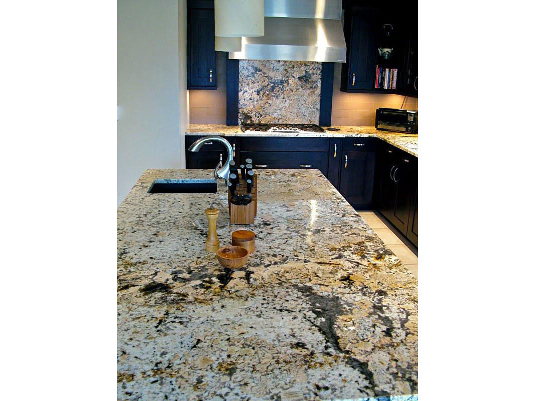 Đá Granite vàng Alaska