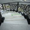 cầu thang ốp đá trắng vân mây volakas