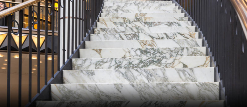 Cầu thang đá Marble được xem là biểu tượng của sang trọng và đẳng cấp. Với thiết kế kết hợp giữa đá Marble và các chất liệu khác, cầu thang trở nên lung linh và đẹp mắt hơn. Thật tuyệt vời nếu có một bức hình với kiến trúc cầu thang đá Marble được thể hiện trong ngôi nhà của bạn.