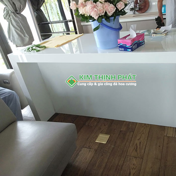 Mặt bàn đá trắng Sứ Ý làm mặt bàn ăn, bàn làm việc, quầy bar