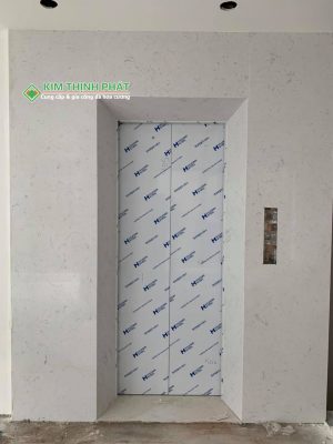 ốp mặt tiền cầu thang máy đá trắng moka có vân